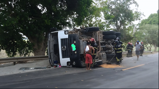 Devido à colisão, houve um vazamento de óleo na pista - Foto: Ascom CBMAL