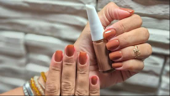 Imagem Mocha Mousse: a cor de 2025 já nas unhas!