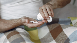 Estudo aponta que uso contínuo de paracetamol pode trazer riscos à saúde cardiovascular, gastrointestinal e renal de idosos - Foto: Reprodução/Freepik