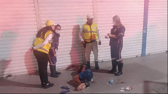 Homem de 50 anos que em situação de rua, estava ferido e foi levado pelo Samu para o HGE - Foto: Ascom Ronda no Bairro