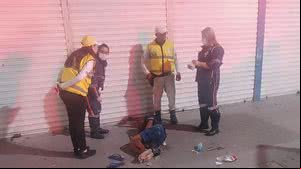 Homem de 50 anos que em situação de rua, estava ferido e foi levado pelo Samu para o HGE - Foto: Ascom Ronda no Bairro