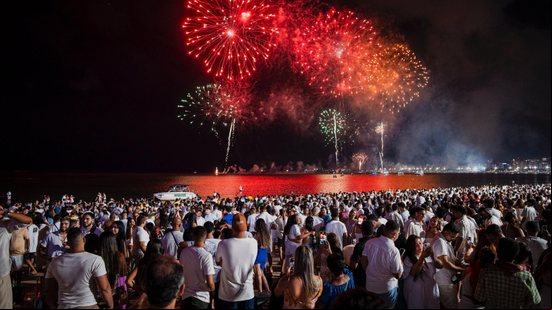 A queima de fogos na orla de Maceió encantou maceioenses e turistas com um show de cores e luzes. - Foto: Alisson Frazão/Secom Maceió