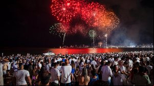 A queima de fogos na orla de Maceió encantou maceioenses e turistas com um show de cores e luzes. - Foto: Alisson Frazão/Secom Maceió