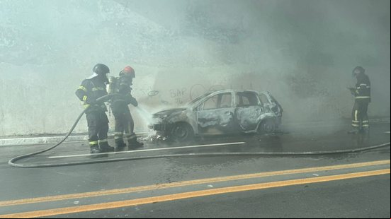 Bombeiros são acionados após carro pegar fogo no Jacintinho - Imagens: Edson Moura