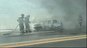 Bombeiros são acionados após carro pegar fogo no Jacintinho - Imagens: Edson Moura