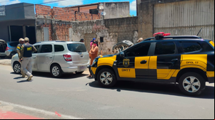 Agentes do DMTT autuam veículo utilizado irregularmente para transporte escolar. - Foto: Ascom DMTT