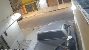 Câmeras de segurança flagraram a ação e o suspeito é procurado pela Polícia Civil - Reprodução