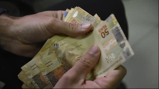 Os beneficiários podem receber até um salário mínimo de R$ 1.548 neste ano. - Foto: Agência Brasil