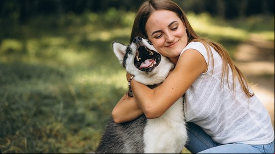 Mulher abraça seu cão - Freepik