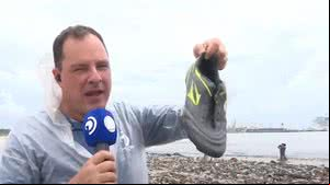 Chuteira, cadeira de rodas e 'mar de lixo' são arrastados pela chuva até Praia da Avenida - Reprodução / TV Pajuçara