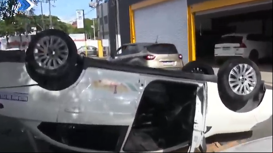 Táxi com três ocupantes capota na Avenida Brasil, em Maceió - Foto: Reprodução/TV Pajuçara
