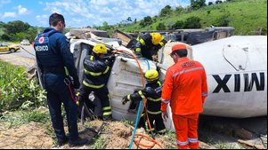 Imagem Motorista é resgatado após carreta capotar e ele ficar preso às ferragens entre Alagoas e Pernambuco