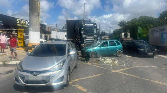 Imagem Acidente envolvendo cinco veículos trava o trânsito na Via Expressa, em Maceió