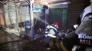 Barracas atingidas são uma de celulares e a outra de confecçõe - Foto: Cortesia/CBMAL