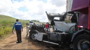 Fenômeno tecnicamente denominado "jackknife" forçou a invasão da pista contrária - Foto: Agência Alagoas