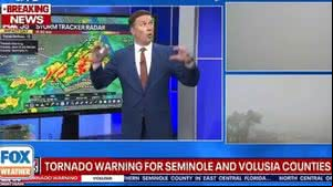 Emissora de TV é atingida por destroços de tornado durante transmissão - Reprodução