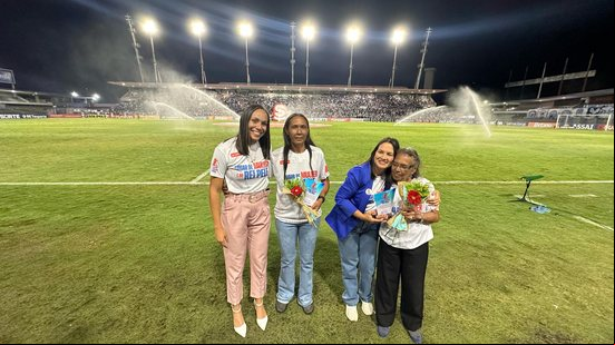 Dona Esmeralda (última à dir.), primeira mulher a fundar uma equipe de futebol feminino em Alagoas, e Evalnia Rosa (penúltima à esq.), primeira e única árbitra a apitar um clássico estadual - Foto: Gleiton Lins e Natanielle Araújo
