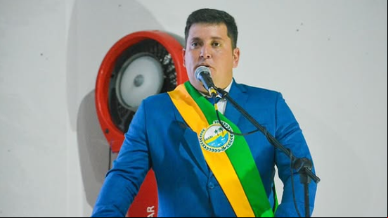 Rymes Lessa ao ser diplomado prefeito de Piaçabuçu - Foto: Reprodução/Redes sociais