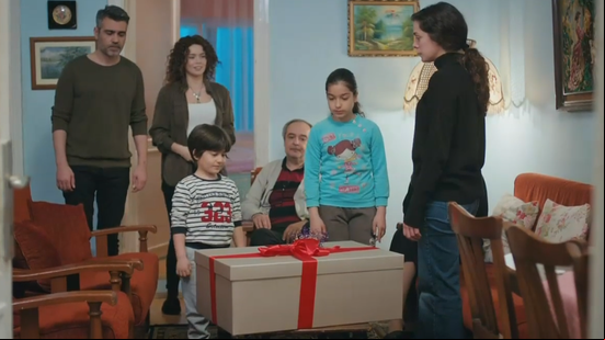 Imagem Força de Mulher: Bahar finalmente abre a caixa enviada por Nezir