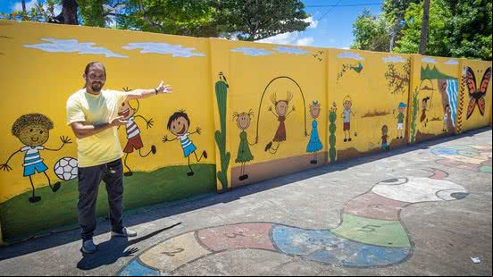 Imagem Vigilante usa sobras de tinta para transformar muro de escola estadual em Riacho Doce