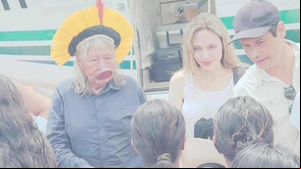 Cacique Raoni Metuktire e Angelina Jolie em aldeia do Xingu, no Mato Grosso - Foto: Reprodução/X