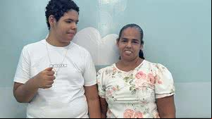 Autista, Edgar Otávio (ao lado da mãe Fabiana) encontrou no atendimento especializado do Centro Especializado em Reabilitação da Uncisal um caminho de avanços significativos - Foto: Ascom Uncisal