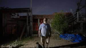 João da Silva posa para foto em frente a sua casa atingida por enchente no bairro Navegantes, em Arroio do Meio - Eduardo Anizelli / Folhapress