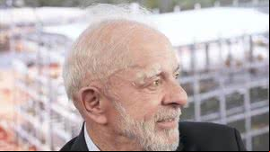 Lula aparece com curativo na testa após procedimento para retirar pinta - Cadu Gomes / Vice-Presidência da República