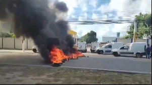 Travessa foi totalmente interditada, o que gerou congestionamento na região - Foto: Reprodução / TV Pajuçara