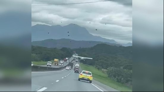 Avião monomotor faz pouso forçado em meio a carros e caminhões - Foto: Reprodução