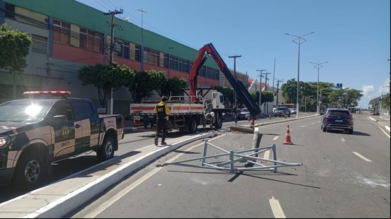 Imagem Motorista perde controle e derruba poste em avenida no Jaraguá