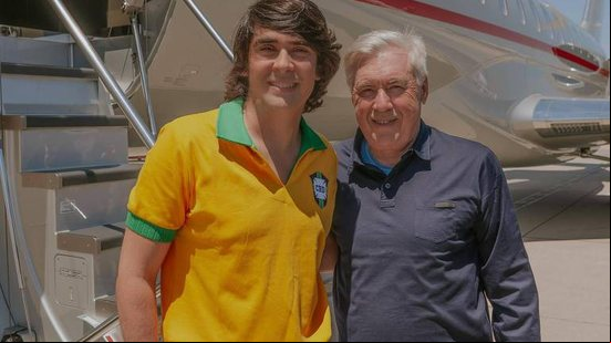 Carlo Ancelotti no embarque para o Brasil ao lado de Diego Fernandes, executivo responsável pela negociação do técnico - Divulgação