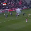 Bomba explode em campo e deixa 4 jogadores feridos na Sérvia, diz jornal - Reprodução / X @BalkanFutbolu
