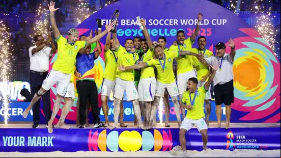Brasil marca no fim, vence Belarus e é hepta na Copa de futebol de areia - FIFA