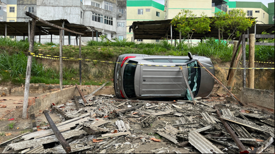 Ocupantes foram retirados do veículo por populares, antes mesmo da chega dos bombeiros - Foto: Cortesia ao TNH1