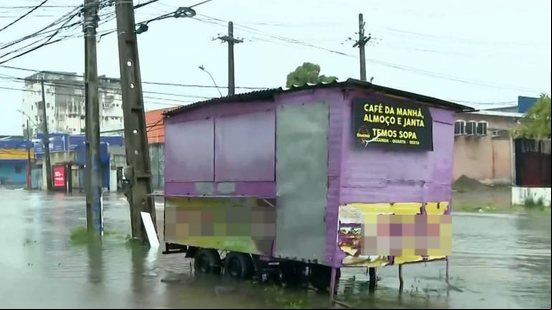 Duas pessoas morrem eletrocutadas em avenida alagada por chuva no Recife - Reprodução / TV Globo