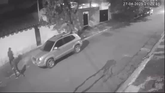 Dupla é vista abandonando carro da professora Fernanda Bonin em Interlagos, zona sul de São Paulo - Reprodução