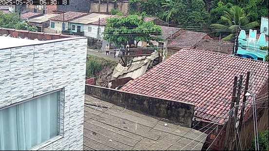 Antes de se tornar uma cratera, local abrigada estrutura de apoio para a comunidade - Foto: Reprodução