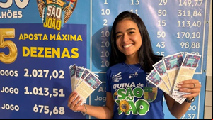 Imagem Ganhador da Lotofácil cumpre promessa e dá 10% do prêmio à funcionária da lotérica que vendeu bilhete fiado