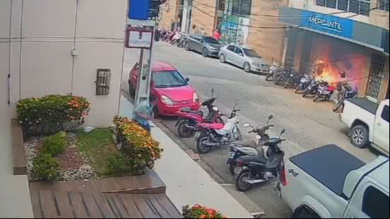 Veja o momento em que homem ateou fogo em agência bancária, em Arapiraca - Divulgação / PCAL
