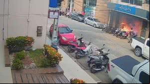 Veja o momento em que homem ateou fogo em agência bancária, em Arapiraca - Divulgação / PCAL