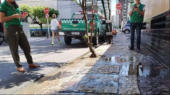 Vazamento de esgoto contamina rede de drenagem, que deságua no mar. - Foto: Arquivo/Operação Línguas Sujas