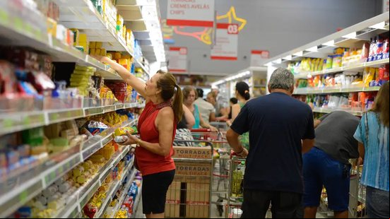 Inflação perde força pelo 2º mês seguido e fecha abril em 0,43% - Tânia Rêgo / Agência Brasil