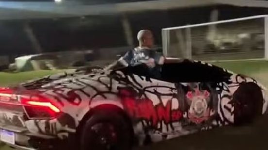 MC Ryan SP dá cavalo de pau no gramado do Barão da Serra Negra com carro adesivado com as cores e o escudo do Corinthians - Reprodução / Redes sociais