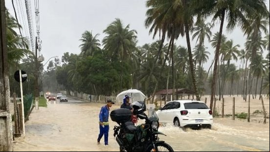 Imagem Vídeo: água da chuva invade Avenida Pierre Chalita
