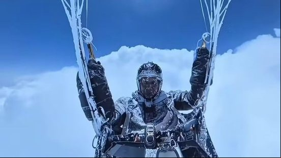 Piloto de parapente é sugado por nuvem, sobrevive e fica coberto de gelo - Reprodução / Instagram @paragear