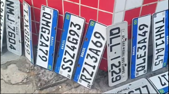 Placas de carro recolhidas em cruzamento na Jatiúca após temporal - Foto: Reprodução