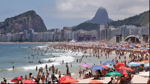 Objetos estavam escondidos na orla de Copacabana - Foto: Agência Brasil