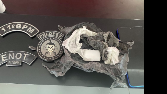 Imagem Mulher é presa ao tentar se livrar de bolsa com drogas em Penedo