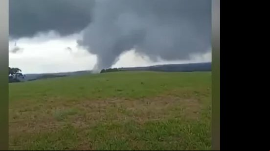 Tornado em Gentil, no norte do RS, em 2024; fenômeno pode atingir alguns estados do país essa semana - Reprodução / X @Piter_Scheue